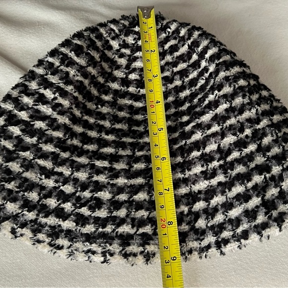 Vintage Liz Claiborne Black and White Knit Hat - Picture 7 of 8